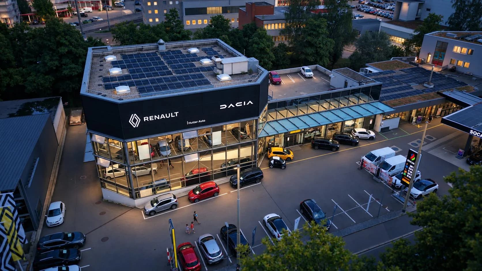 Luftaufnahme des Standorts Riedbach mit Renault- und Dacia-Showroom in der Abenddämmerung